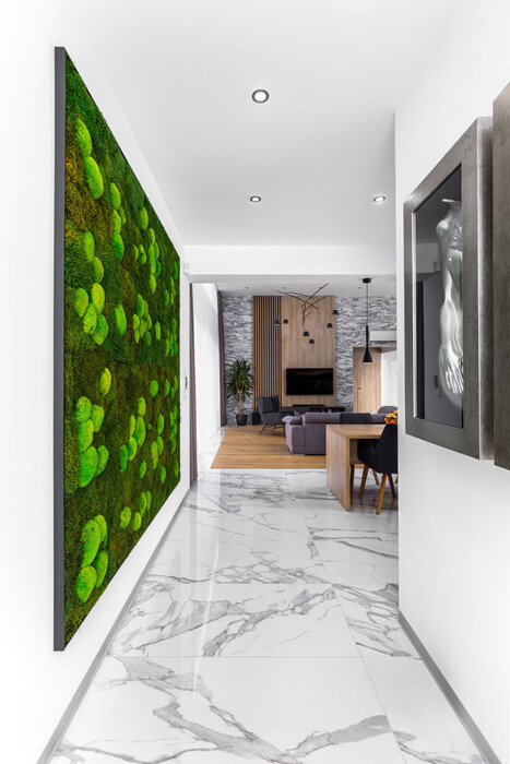 ein Flur mit einem großen Gemälde mit grünen Pflanzen an der Wand und einem Esstisch und Stühlen im Hintergrund, moosbild, mooswand, moos pflanzen, moos, moos deko, moos art