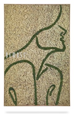 eine Zeichnung des Gesichts einer Frau auf einem Teppich mit den Worten „Bemoise“ in grüner Schrift, moosbild, mooswand, moos pflanzen, moos, moos deko, moos art