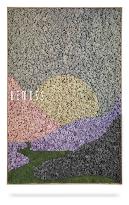 ein Gemälde eines Berges mit Himmelshintergrund und den Worten „Bemo's“ darauf in einem Rahmen, moosbild, mooswand, moos pflanzen, moos, moos deko, moos art