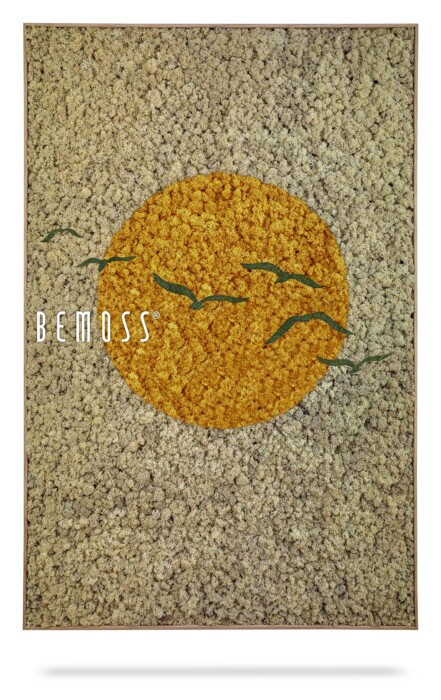 ein Bild eines gelben Smileys auf einem Teppich, auf dem in weißen Buchstaben die Worte „Bemos“ geschrieben stehen, moosbild, mooswand, moos pflanzen, moos, moos deko, moos art