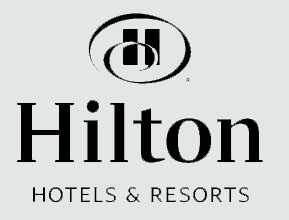 Hilton Hotels and Suites-Logo auf weißem Hintergrund mit einem Schwarz-Weiß-Foto des Hotelnamens, moosbild, mooswand, moos pflanzen, moos, moos deko, moos art