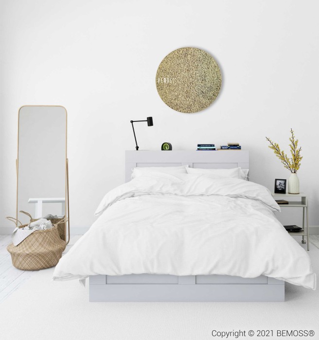 ein weißes Bett mit einer weißen Bettdecke und einer weißen Wand mit einem Spiegel und einer Pflanze darauf, moosbild, mooswand, moos pflanzen, moos, moos deko, moos art