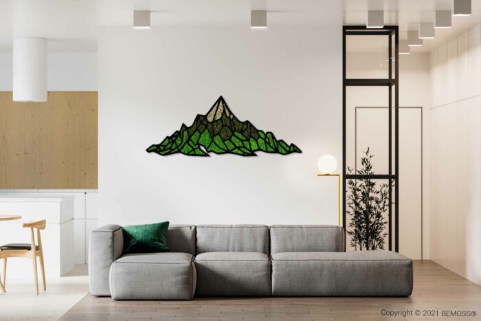 ein Wohnzimmer mit einer Couch und einem Tisch darin mit einem Gemälde an der Wand eines Berges, moosbild, mooswand, moos pflanzen, moos, moos deko, moos art