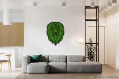 ein Wohnzimmer mit einer Couch und einer Wanduhr mit einem grünen Löwenkopf auf dem Zifferblatt, moosbild, mooswand, moos pflanzen, moos, moos deko, moos art