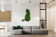 Eine grüne Katze sitzt auf einer weißen Wand neben einer Couch und einem Tisch in einem Raum mit einer weißen Wand, moosbild, mooswand, moos pflanzen, moos, moos deko, moos art
