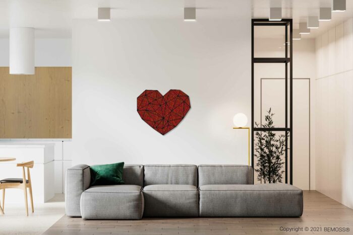 ein Wohnzimmer mit einer Couch und einem herzförmigen Gemälde an der Wand über dem Kopfteil, moosbild, mooswand, moos pflanzen, moos, moos deko, moos art
