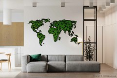 ein Wohnzimmer mit einer Couch und einer großen grünen Weltkarte an der Wand, darüber ein Esstisch, moosbild, mooswand, moos pflanzen, moos, moos deko, moos art