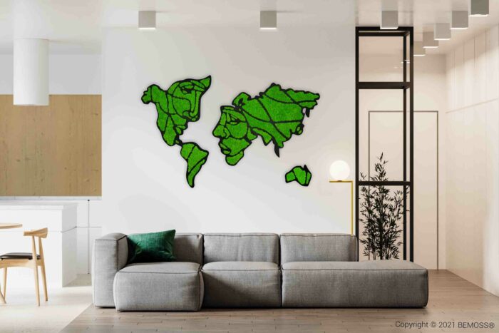 ein Wohnzimmer mit einer Couch und einer großen grünen Karte an der Zimmerwand, moosbild, mooswand, moos pflanzen, moos, moos deko, moos art