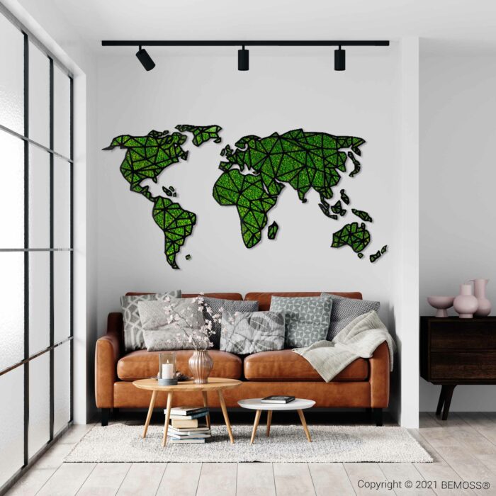 ein Wohnzimmer mit einer Couch und einer an der Wand hängenden Weltkarte, moosbild, mooswand, moos pflanzen, moos, moos deko, moos art