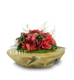 Eine Schüssel mit Blumen darin steht auf einer Tischplatte mit weißem Hintergrund und einem Text darunter mit der Aufschrift „, moosbild, mooswand, moos pflanzen, moos, moos deko, moos art