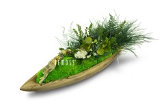 ein hölzernes Kanu mit Moos und Blumen auf der Seite, moosbild, mooswand, moos pflanzen, moos, moos deko, moos art