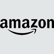 Ein Schwarz-Weiß-Foto eines Amazon-Logos auf grauem Hintergrund mit dem Amazon-Logo in der Mitte, moosbild, mooswand, moos pflanzen, moos, moos deko, moos art