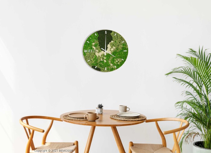 ein Tisch mit zwei Stühlen und an der Wand darüber eine Uhr, die anzeigt, dass es Zeit zum Essen ist, moosbild, mooswand, moos pflanzen, moos, moos deko, moos art