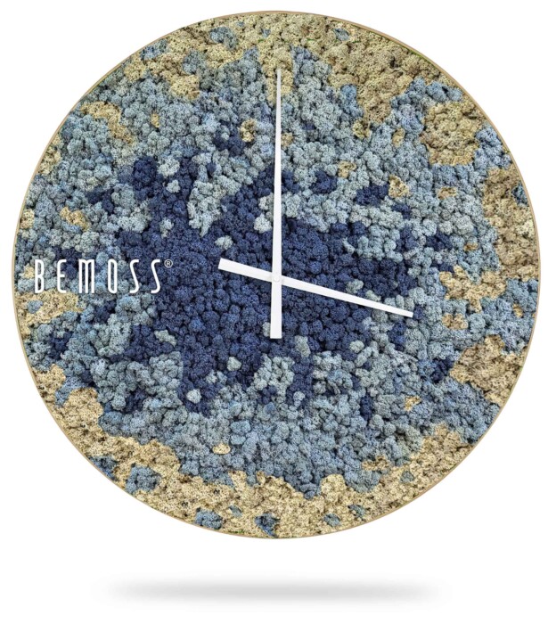 Eine Uhr mit einem blau-gelben Muster auf dem Zifferblatt und der Aufschrift „Bemuss“., moosbild, mooswand, moos pflanzen, moos, moos deko, moos art