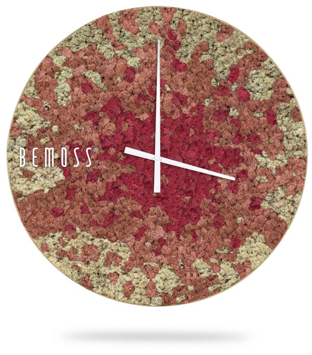 Eine Uhr mit einem rot-gelben Muster auf dem Zifferblatt und der Aufschrift „Bemoss“., moosbild, mooswand, moos pflanzen, moos, moos deko, moos art